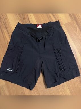 Men’s Vintage Y2K Oakley Padded Cycling 8” Shorts Size Small